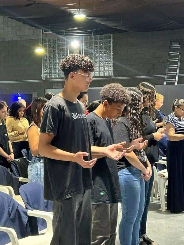 Jovens em adoração - IBEV